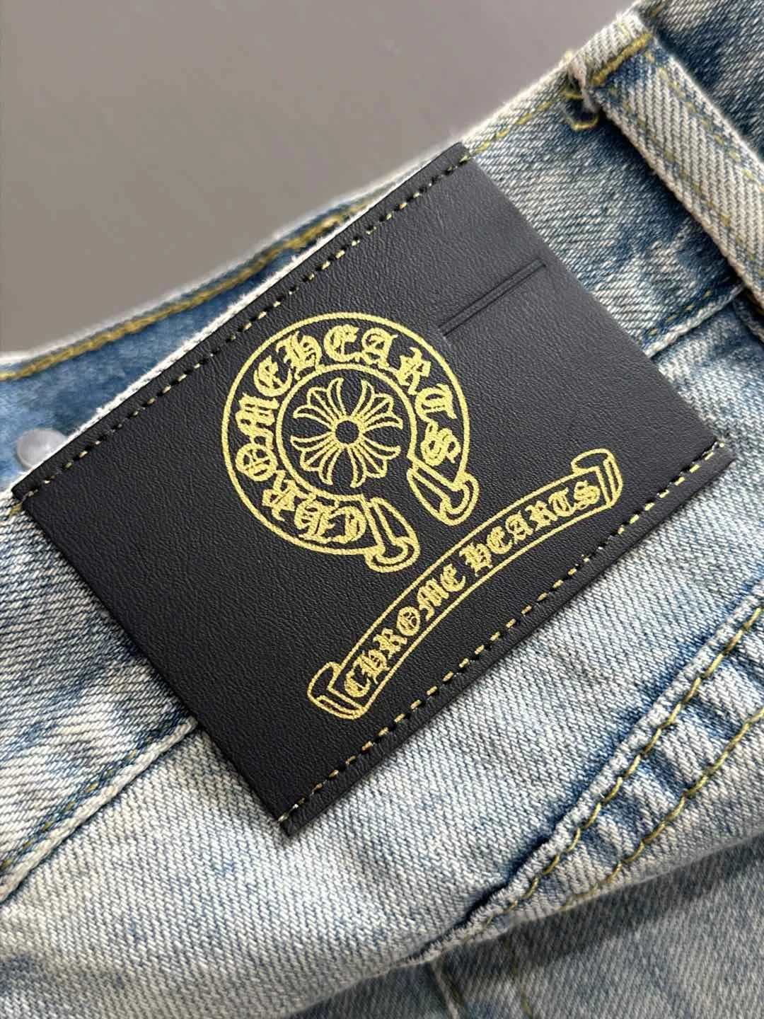 🅿️330 Croxin 2025 summer new jeans denim shorts are woven from imported Japanese Denim plain cotton denim fabrics. They are complete with three standards. The top stonewashing process makes the texture reach the old taste of the 1980s. It is soft, delicate, comfortable and breathable. The color has a modern and fashionable vicissitudes. The upper body is versatile and fashionable! Light luxury, a must-have item for daily commuting! Code number: 28-38 (please state your height and weight when placing an order)
